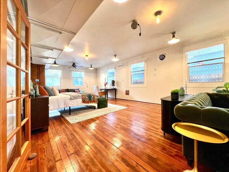 Building Photo - 814 Victorian Alley