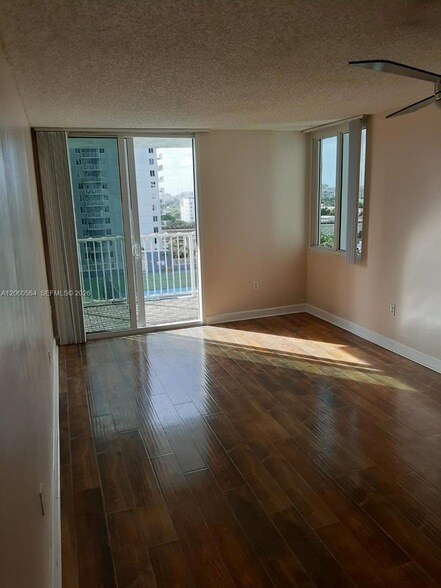 Building Photo - 800 N Miami Ave