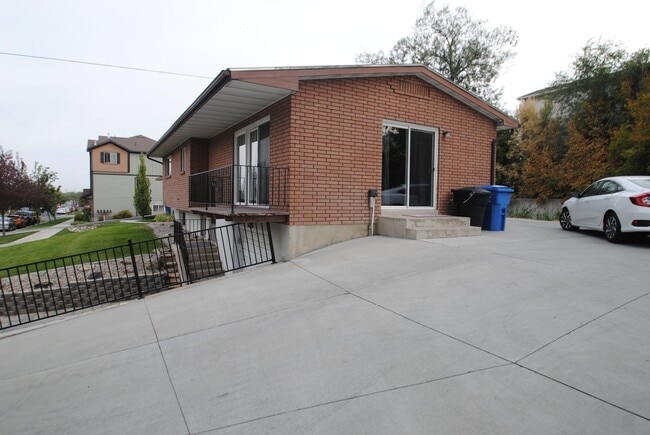 Building Photo - 810 N 600 E