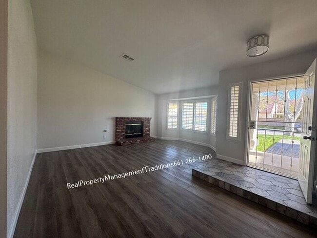 Building Photo - Elegant 4 Bed 2 Bath Home