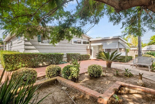 Building Photo - Large 3 Bedroom 2 Bathroom House in La Mesa!