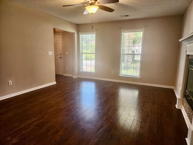Building Photo - Charming 4 Bedroom Home in Center Lake Sub...