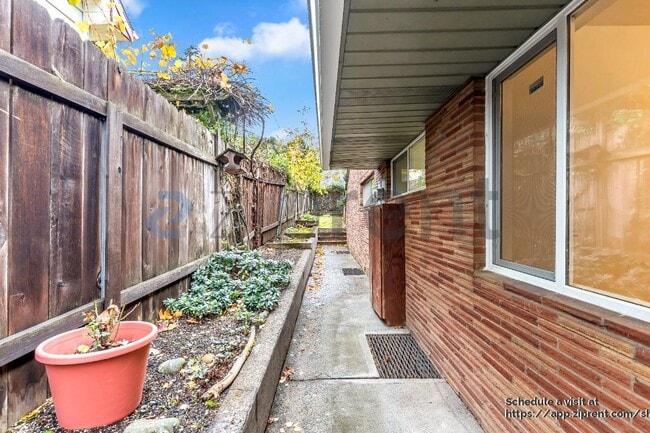 Building Photo - 242 NE 61st Ave