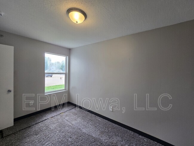 Building Photo - 60 Miller Ave SW