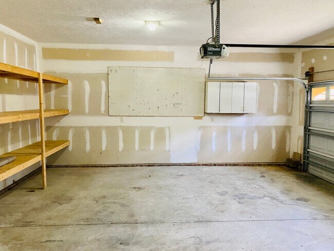 Building Photo - 172 Lakeforest Trail