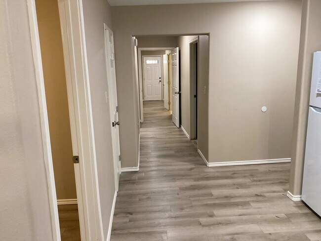 Building Photo - 2113 W Barcelona Ave