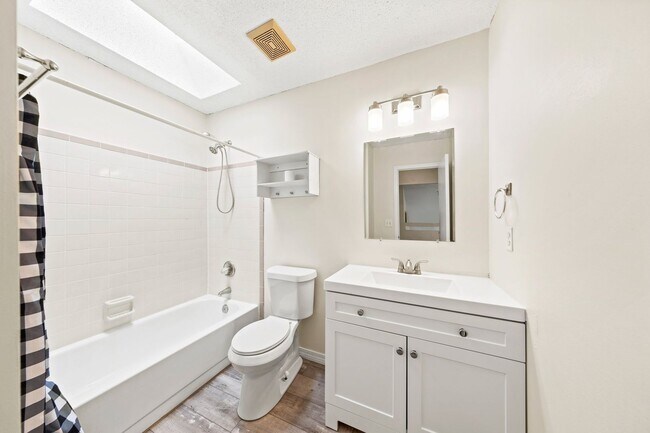 Building Photo - Charming Home in Parkwood Circle!