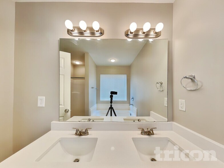 Building Photo - 7432 Hidden Creek Dr