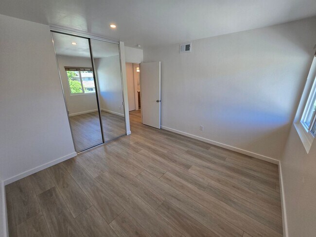 Building Photo - JAMACHA GREENS BEAUTY – FULLY REMODELED 2BR TOWNHOME!