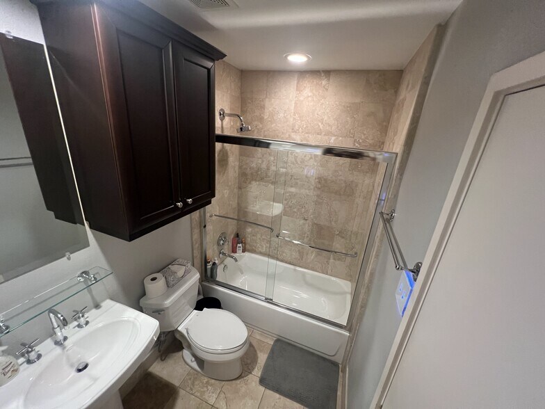 Building Photo - 2411 N Hall St