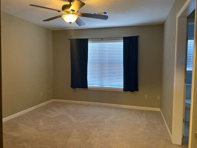 Building Photo - 1037 S Hills Dr