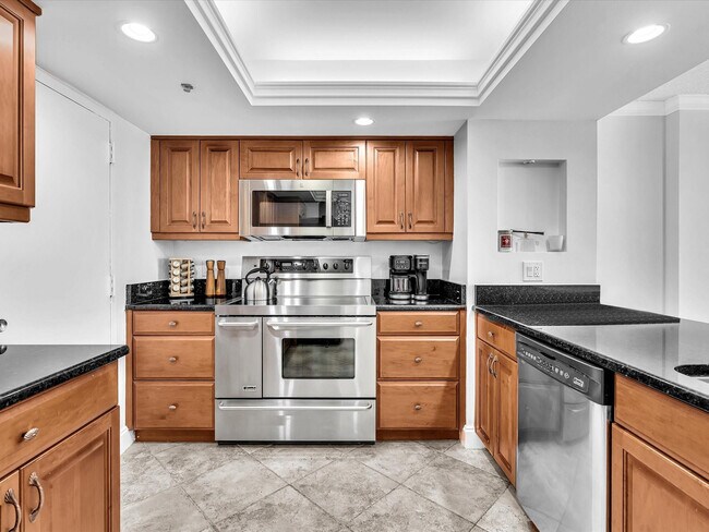 Building Photo - 1150 Hillsboro Mile