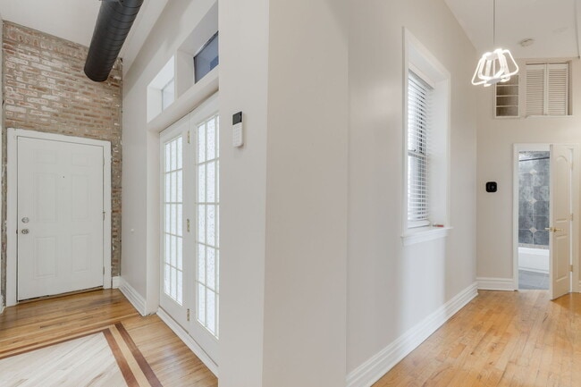 Building Photo - 5014 S King Dr