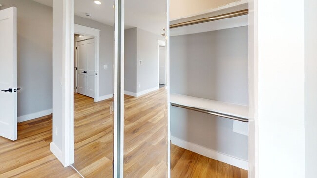 Building Photo - 1205 Hedge Ave