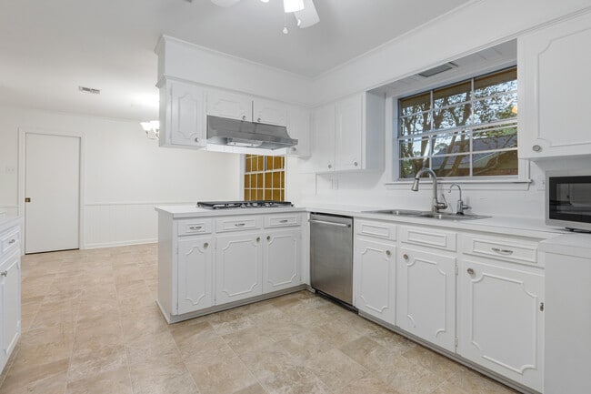 Building Photo - 225 Aurore Ave