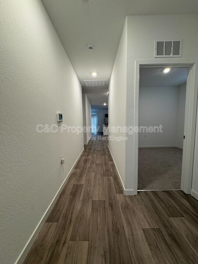 Building Photo - 1024 Deerhorn Dr W