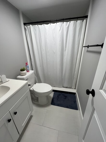 Guest shower - 2700 N Highway A1A