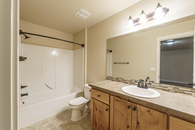Building Photo - 3 Bedroom 2.5 Bath Townhome - Convenient R...