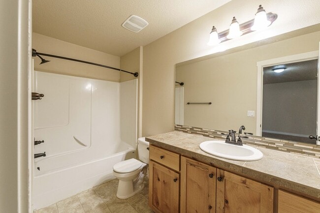 Building Photo - ASK ABOUT ONE MONTH FREE SPECIAL - Ask Us How! 3 Bedroom 2.5 Bath Townhome - Convenient Ridgefiel...