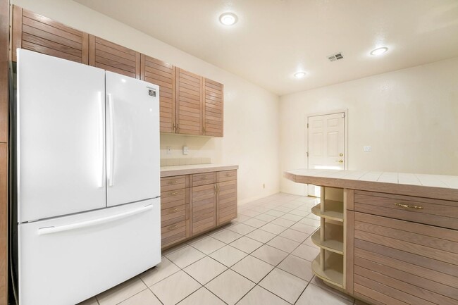 Building Photo - Charming Guard-Gated Southwest Las Vegas Townhome with Fireplace & Golf Course Views!