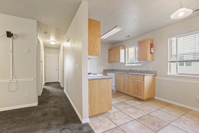 Building Photo - 2 Bed 1 Bath Upper Condo in Rexburg - with Optix internet and washer and dryer included!