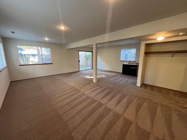 Building Photo - AVAILABLE NOW! Large 3-bedroom/3-bathroom ...