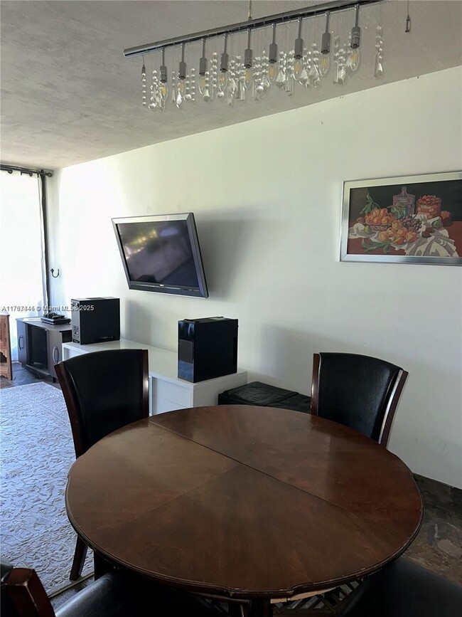 Building Photo - 3301 N Country Club Dr