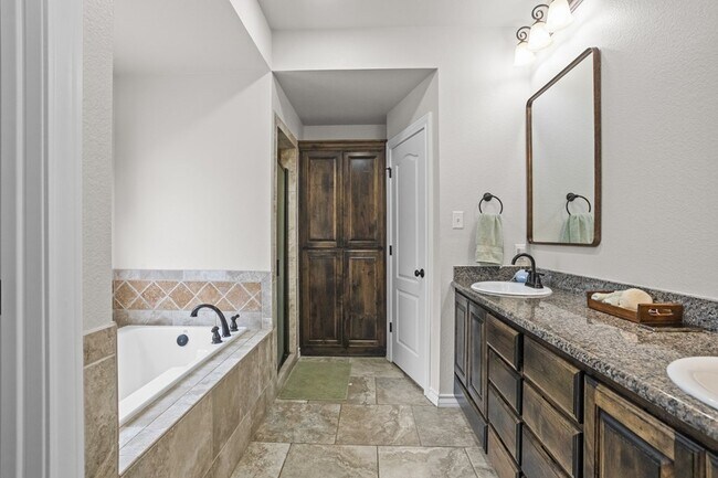 Building Photo - 5903 Sabine Dr