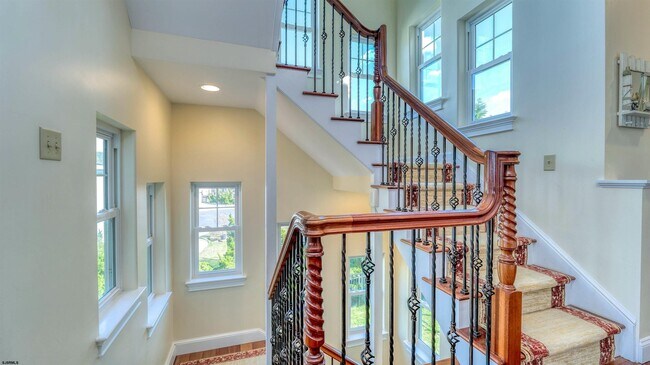 Building Photo - 909 N Cambridge Ave