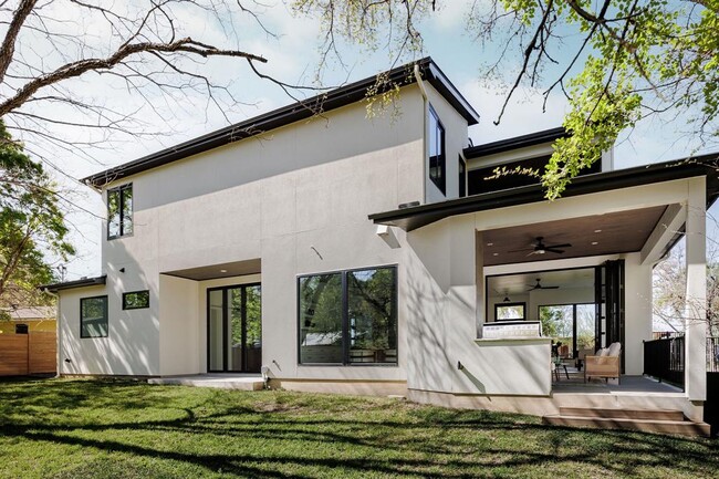 Building Photo - 2504 Bluffview Dr