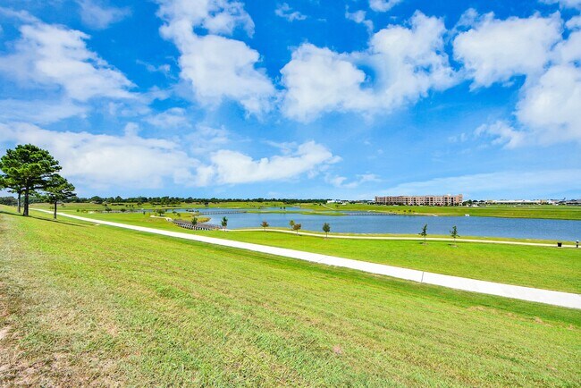 Building Photo - 1810 Blue Water Bay Dr