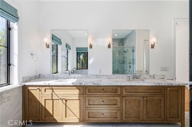 Building Photo - 1405 Oak Ave