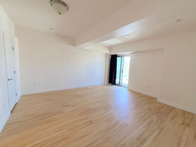 Building Photo - Riverwalk Tower 2 Bedroom Condo - 2 Parking Spaces/Private Laundry