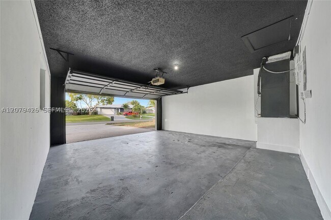Building Photo - 3352 Lakeview Dr