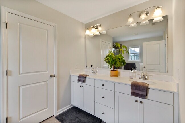 Building Photo - Lovely 4 Bedroom, 2 bath home in The Commons, Richmond Hill