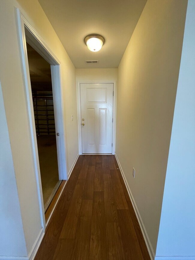 Building Photo - Don't miss this cute 3BR/2BA home in St. John's Ridge w/ attached garage!