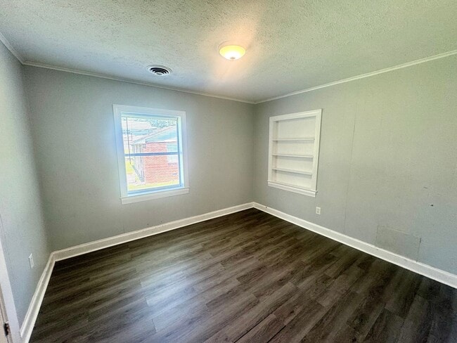 Building Photo - Charming 2 Bed, 1 Bath Home with Private P...