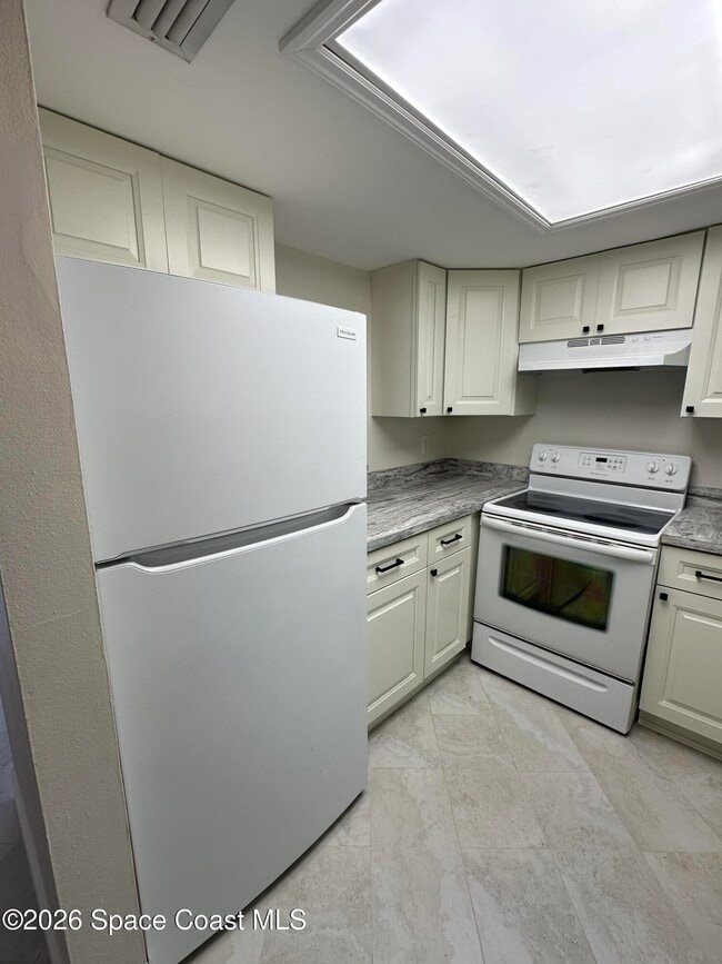 Building Photo - 55 Riverside Dr