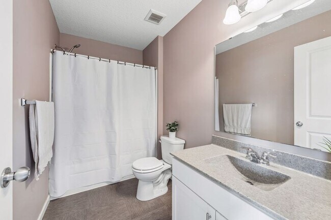 Building Photo - Spacious 3bed 3bath Townhome in Chaska!
