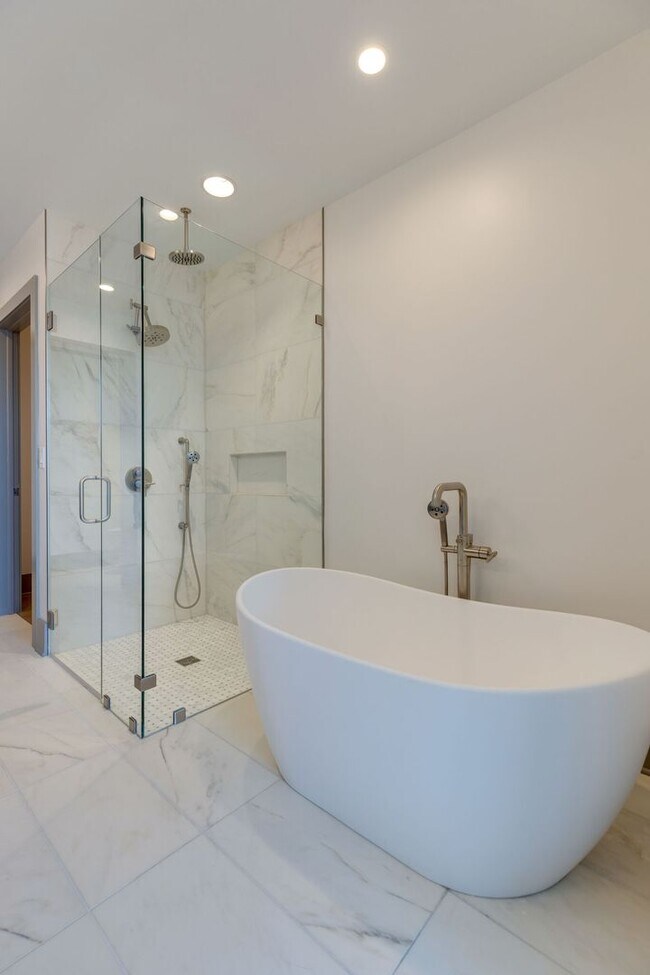 Building Photo - 2 Bedroom Luxury Condo w/ Exquisite Design and World-class Service