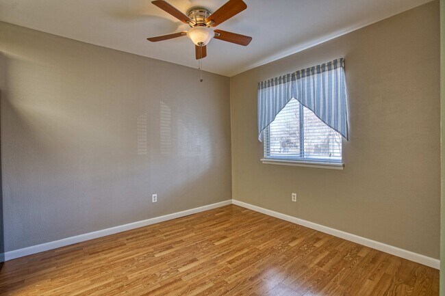 Building Photo - Bright End-Unit Condo – 2 Bed/1 Bath, Single-Level, No Stairs!