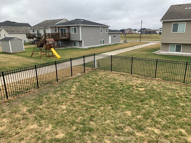 Building Photo - 3 Bed 2 Bath Single Family Home