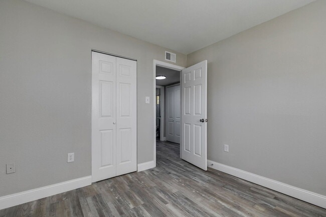 Building Photo - 1907 Whitcomb St