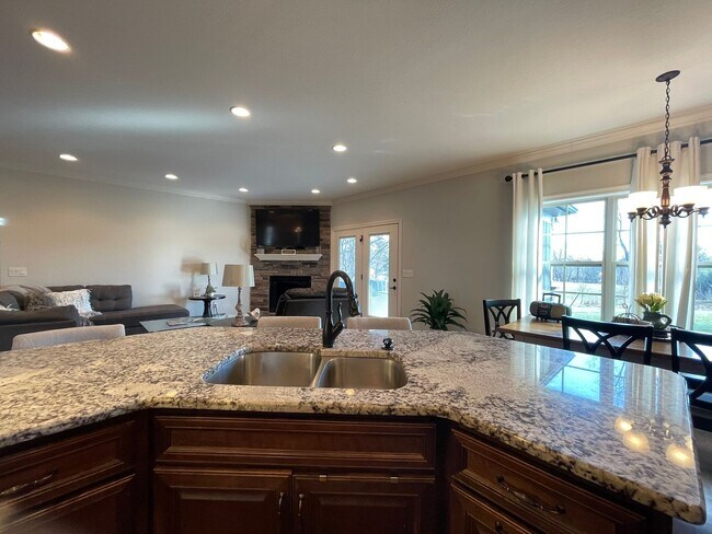 Building Photo - Fully Furnished, Short Term Rental, 1 Mont...
