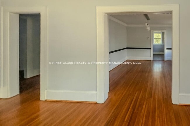 Building Photo - 2026 Ashley Rd