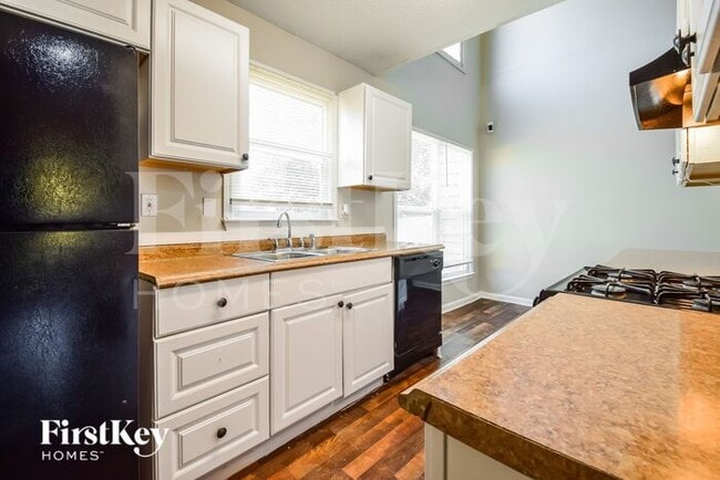 Building Photo - 941 Oak Street Southwest