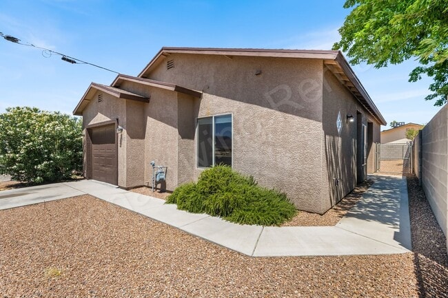 Building Photo - CHARMING TWO BEDROOM