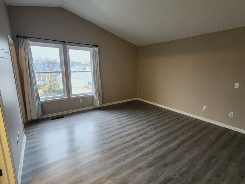 Building Photo - 5184 Meadow Crest Cir