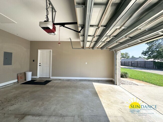 Building Photo - 438 Bay Oaks Dr