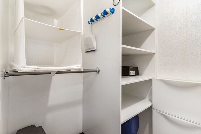 Building Photo - Updated Bellevue Condo in Racquet Club — P...